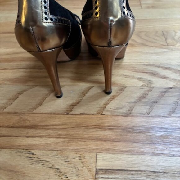 Gucci Black Suede and Gold Leather Platform Pumps 6B - Picture 5 of 9